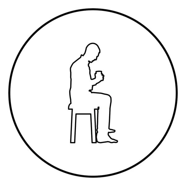 人拿着杯子和看里面的内容 而坐在凳子上平静和家庭舒适图标轮廓黑色矢量在圆圆的例证平样式简单的图片 — 图库矢量图片