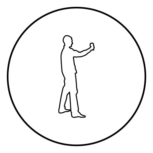 男人拿着在长手杯的葡萄酒约使吐司假日概念轮廓黑色颜色矢量在圆圆的例证样式简单的图片 — 图库矢量图片