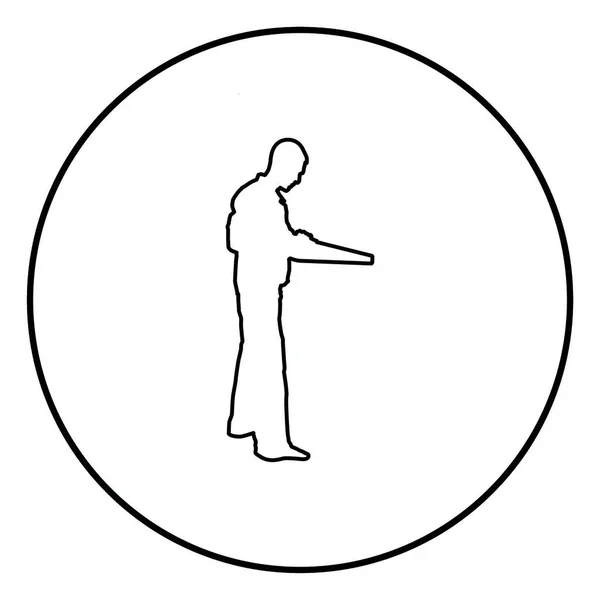 修理工大师在工作服与工具在他的手看见图标轮廓黑色颜色向量在圆圆例证平样式简单的图象 — 图库矢量图片