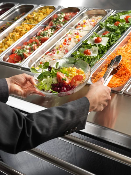 Kellner Serviert Tablett Mit Gemüse Restaurant — Stockvektor