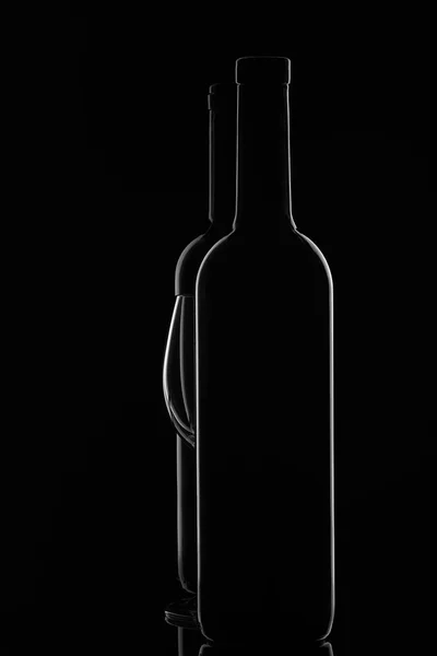 Silhouette De Deux Bouteilles De Vin Et Verre A Vin Vide Sur Fond Noir Avec Reflexion Contour Avec Degrade Et Points Forts Vacances Bouteille De Vin Stock Photo 336939244