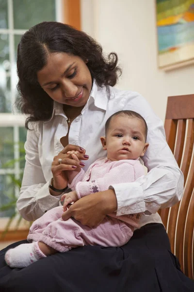 Indische Mutter Halt Baby Freude Tageslicht Stock Photo 339045202