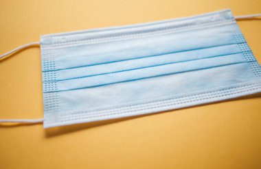 Beyaz arka plan üzerinde izole tek kullanımlık yüz maskesi