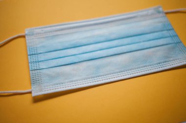 Beyaz arka plan üzerinde izole tek kullanımlık yüz maskesi