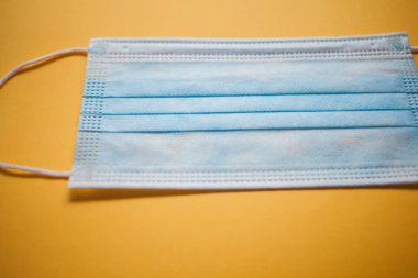 Beyaz arka plan üzerinde izole tek kullanımlık yüz maskesi