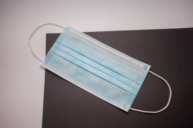 Gri arkaplanda tek kullanımlık yüz maskesi
