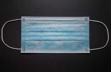 Gri arkaplanda tek kullanımlık yüz maskesi