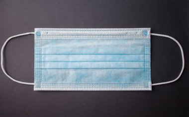 Gri arkaplanda tek kullanımlık yüz maskesi