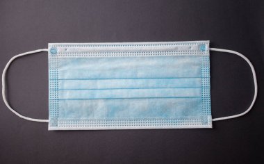 Gri arkaplanda tek kullanımlık yüz maskesi
