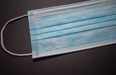 Gri arkaplanda tek kullanımlık yüz maskesi