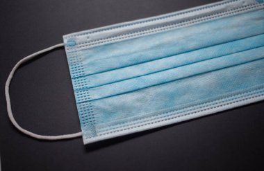 Gri arkaplanda tek kullanımlık yüz maskesi