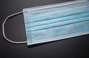 Gri arkaplanda tek kullanımlık yüz maskesi