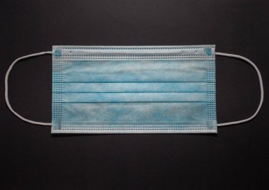 Gri arkaplanda tek kullanımlık yüz maskesi