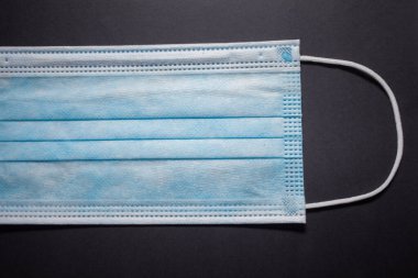 Gri arkaplanda tek kullanımlık yüz maskesi