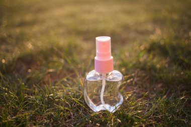 Antiseptik alkol solüsyonu spreyi, koronavirüsü kontrol etmek için hijyenik şişe, kapat.