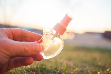 Antiseptik alkol solüsyonu spreyi, kadın elinde hijyenik şişe, koronavirüs konseptini kontrol etmek, kapat.