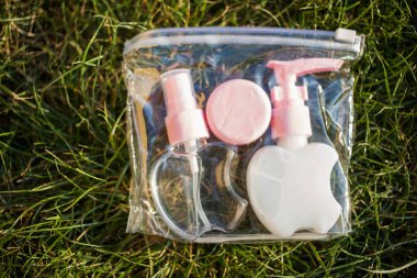 Antiseptik alkol solüsyonu spreyi ve sıvı sabun şişeleri, koronavirüsü kontrol etmek için hijyenik set, kapatın.