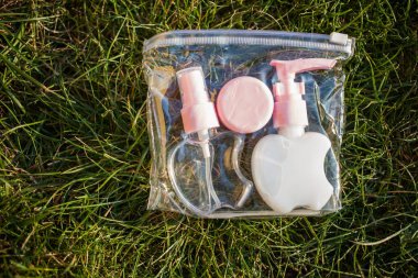 Antiseptik alkol solüsyonu spreyi ve sıvı sabun şişeleri, koronavirüsü kontrol etmek için hijyenik set, kapatın.