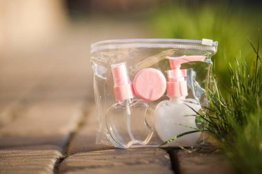 Antiseptik alkol solüsyonu spreyi ve sıvı sabun şişeleri, koronavirüsü kontrol etmek için hijyenik set, kapatın.