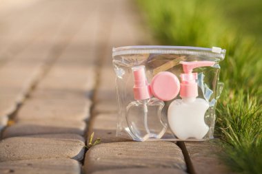 Antiseptik alkol solüsyonu spreyi ve sıvı sabun şişeleri, koronavirüsü kontrol etmek için hijyenik set, kapatın.