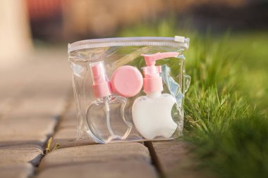 Antiseptik alkol solüsyonu spreyi ve sıvı sabun şişeleri, koronavirüsü kontrol etmek için hijyenik set, kapatın.