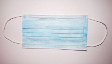 Beyaz arka plan üzerinde izole tek kullanımlık yüz maskesi