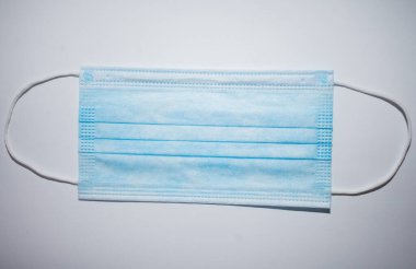 Beyaz arka plan üzerinde izole tek kullanımlık yüz maskesi