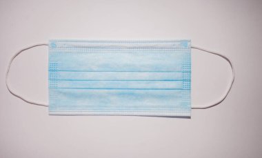 Beyaz arka plan üzerinde izole tek kullanımlık yüz maskesi