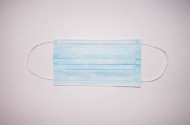 Beyaz arka plan üzerinde izole tek kullanımlık yüz maskesi