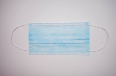 Beyaz arka plan üzerinde izole tek kullanımlık yüz maskesi