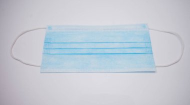 Beyaz arka plan üzerinde izole tek kullanımlık yüz maskesi