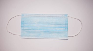 Beyaz arka plan üzerinde izole tek kullanımlık yüz maskesi
