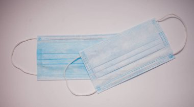 Beyaz arka plan üzerinde izole tek kullanımlık yüz maskesi