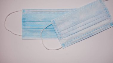 Beyaz arka plan üzerinde izole tek kullanımlık yüz maskesi