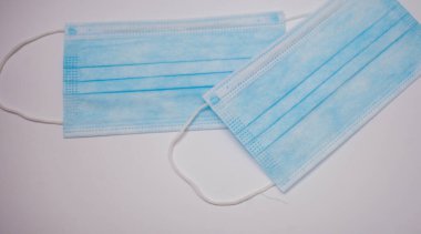 Beyaz arka plan üzerinde izole tek kullanımlık yüz maskesi