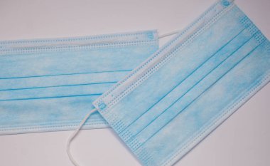 Beyaz arka plan üzerinde izole tek kullanımlık yüz maskesi