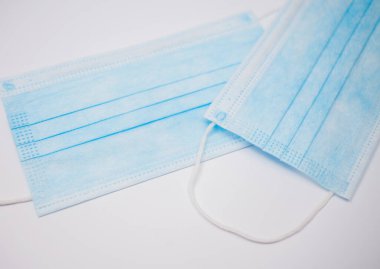Beyaz arka plan üzerinde izole tek kullanımlık yüz maskesi