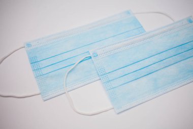 Beyaz arka plan üzerinde izole tek kullanımlık yüz maskesi