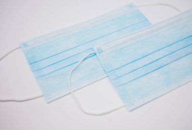 Beyaz arka plan üzerinde izole tek kullanımlık yüz maskesi