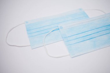 Beyaz arka plan üzerinde izole tek kullanımlık yüz maskesi