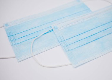 Beyaz arka plan üzerinde izole tek kullanımlık yüz maskesi