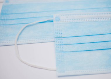 Beyaz arka plan üzerinde izole tek kullanımlık yüz maskesi