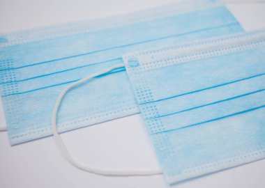 Beyaz arka plan üzerinde izole tek kullanımlık yüz maskesi