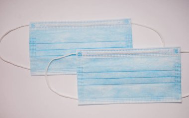 Beyaz arka plan üzerinde izole tek kullanımlık yüz maskesi