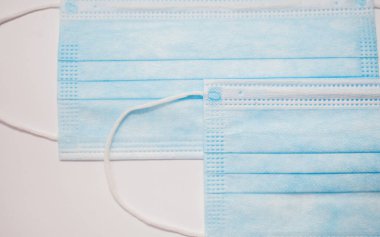 Beyaz arka plan üzerinde izole tek kullanımlık yüz maskesi