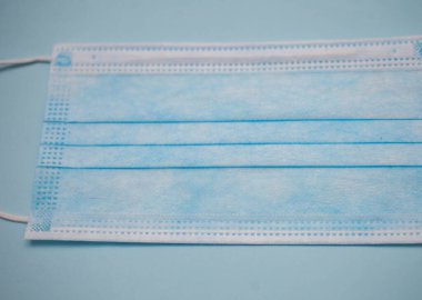 Beyaz arka plan üzerinde izole tek kullanımlık yüz maskesi