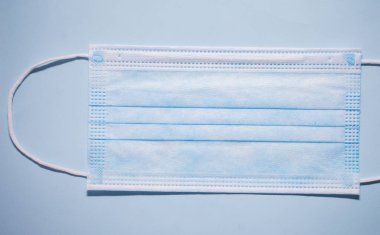 Beyaz arka plan üzerinde izole tek kullanımlık yüz maskesi