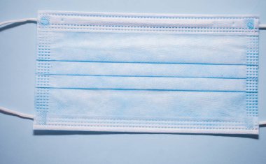 Beyaz arka plan üzerinde izole tek kullanımlık yüz maskesi