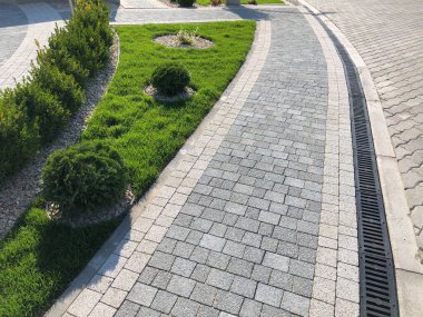 The Ground for Street Road 'daki Monotone Gray Brick Stone' un Perspektif Manzarası. Kaldırımlar, kaldırımlar, kaldırımlar, kaldırımlar, Vintage Design Meydanı Döşeme Kalıpları Arka planı, ev, çimenler