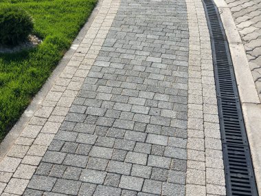 The Ground for Street Road 'daki Monotone Gray Brick Stone' un Perspektif Manzarası. Kaldırımlar, kaldırımlar, kaldırımlar, kaldırımlar, Vintage Design Meydanı Döşeme Kalıpları Arka planı, ev, çimenler